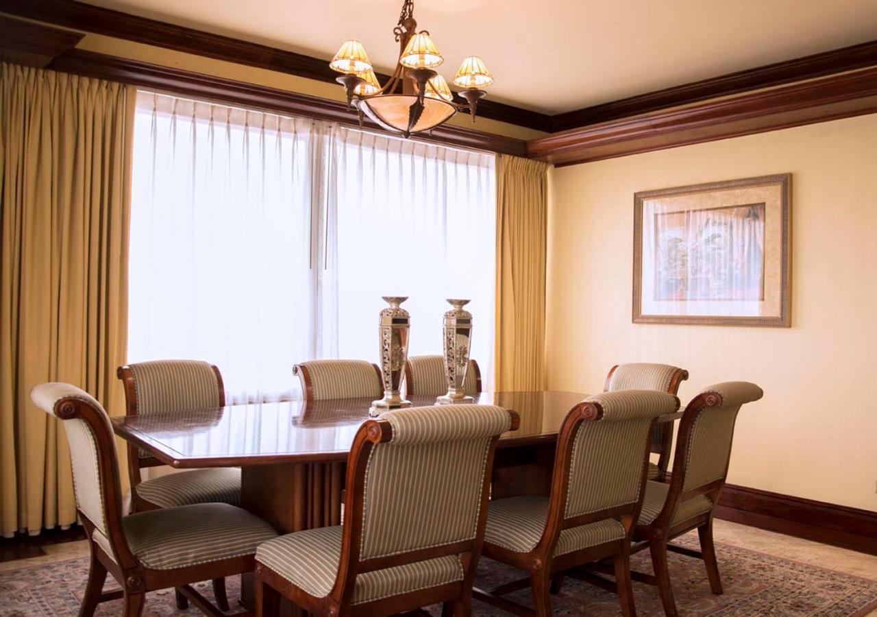 Wyndham San Jose Herradura Exterior photo A dining room