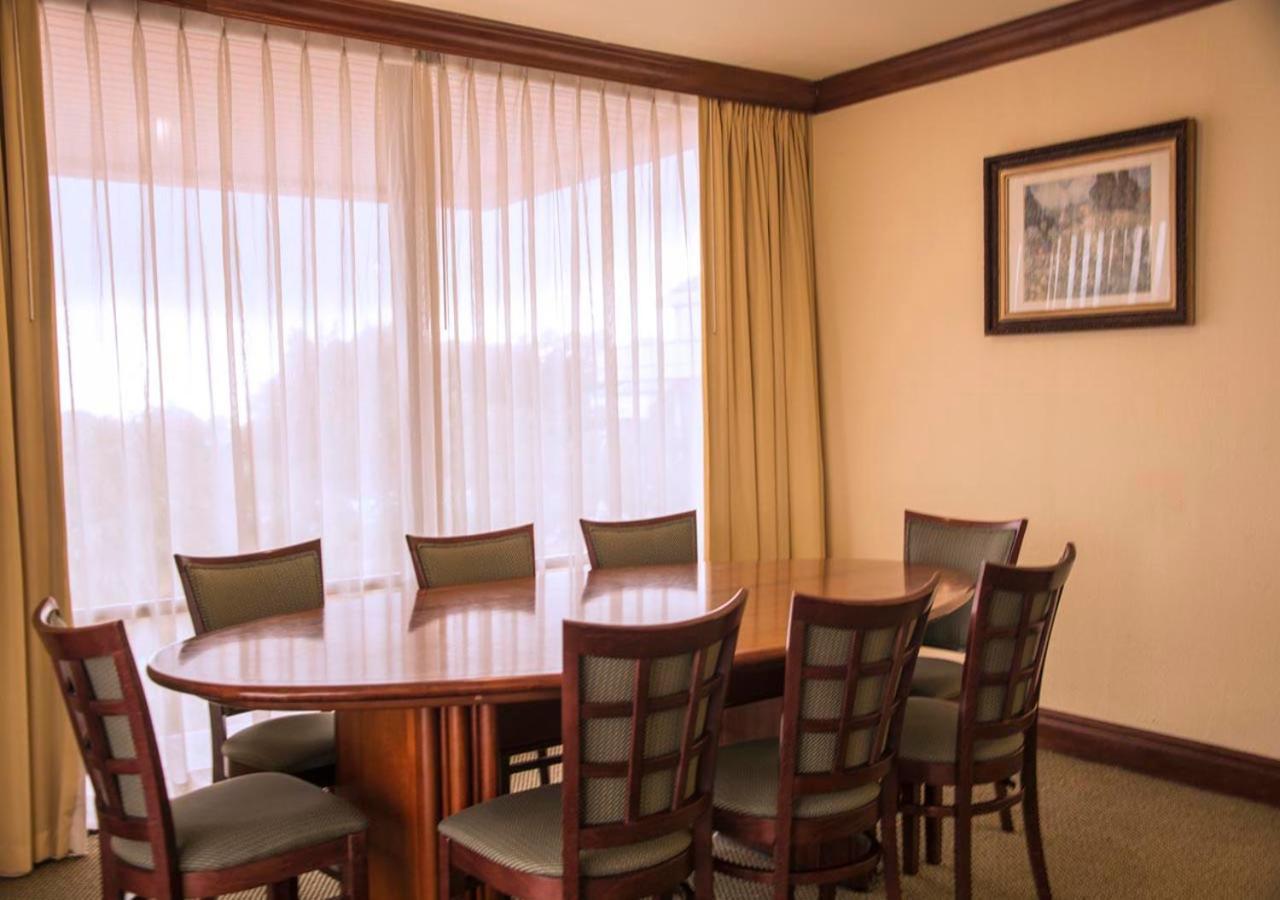 Wyndham San Jose Herradura Exterior photo A typical dining room