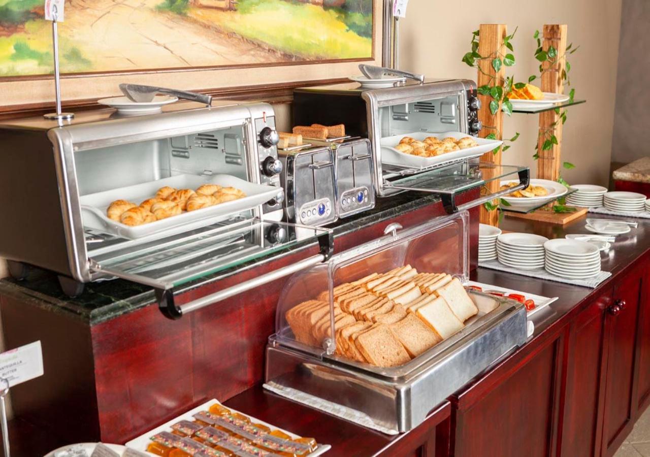 Wyndham San Jose Herradura Exterior photo A buffet
