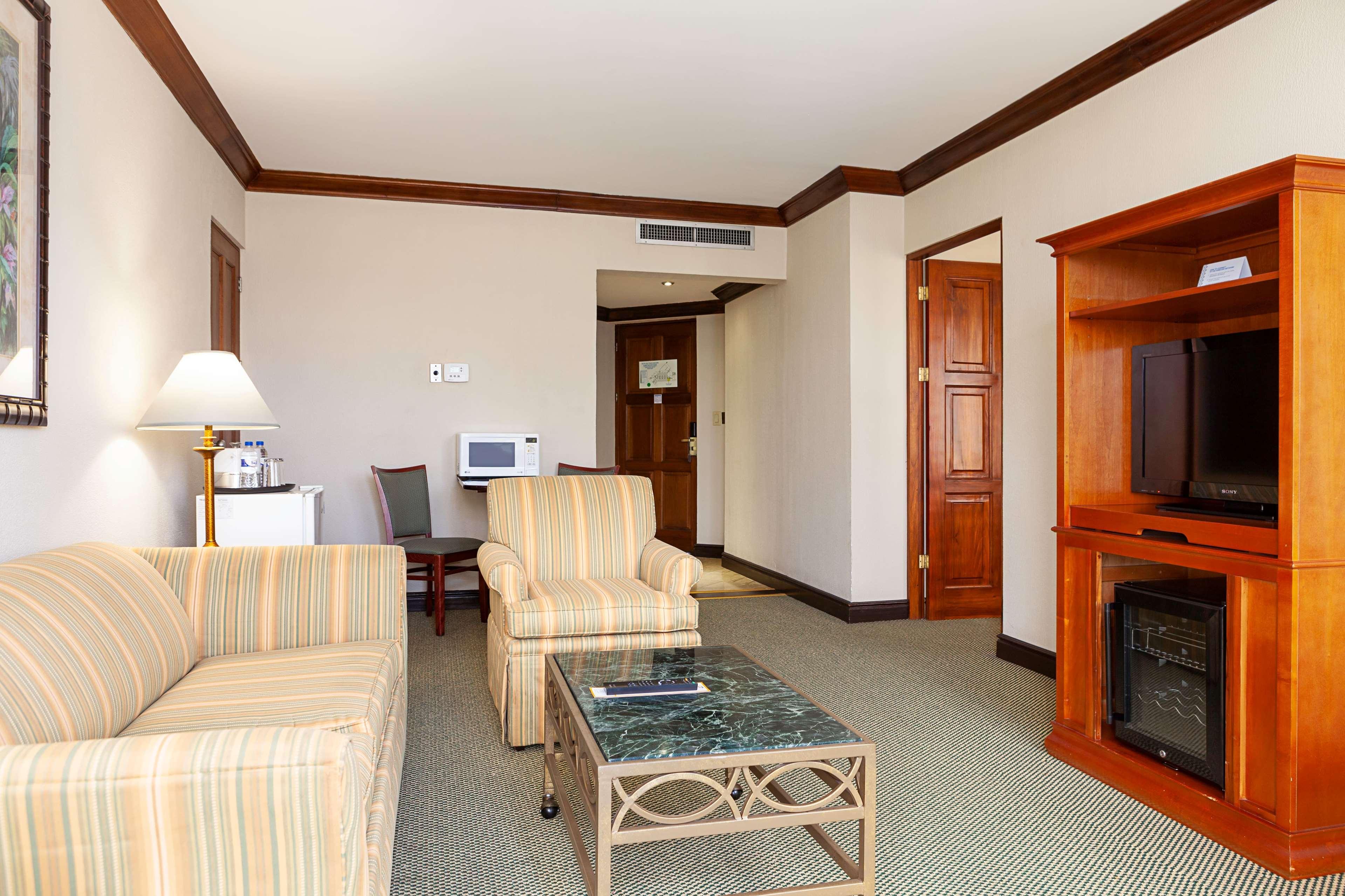 Wyndham San Jose Herradura Exterior photo Living room