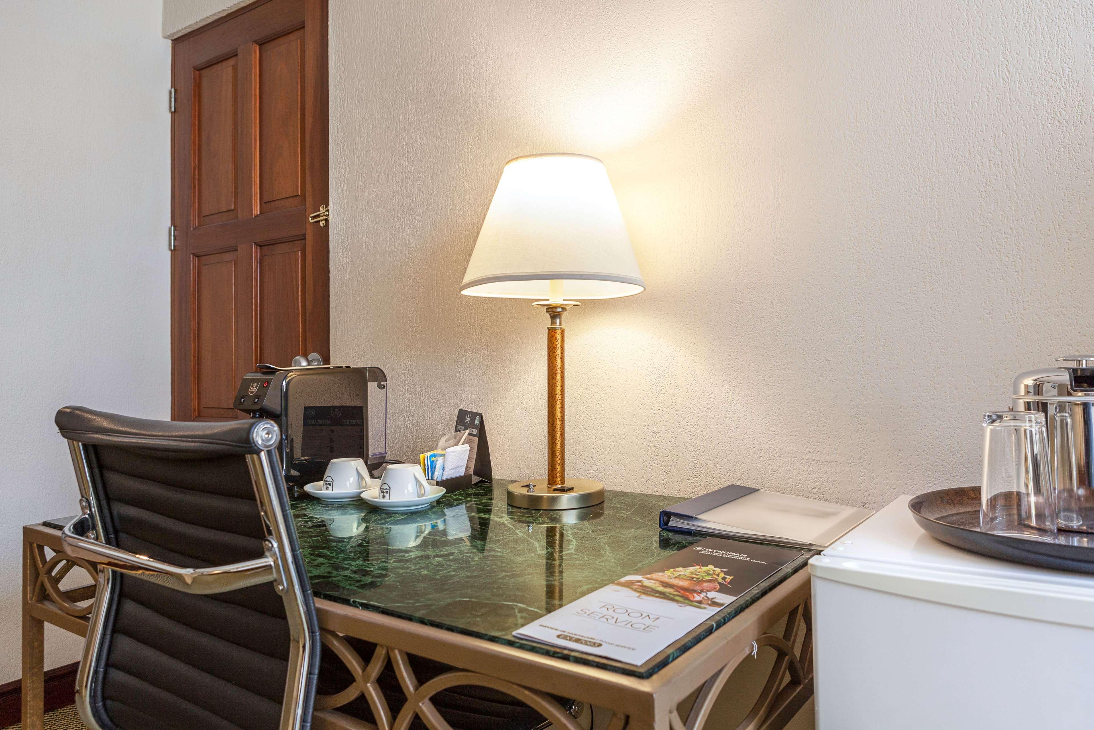 Wyndham San Jose Herradura Exterior photo A table lamp