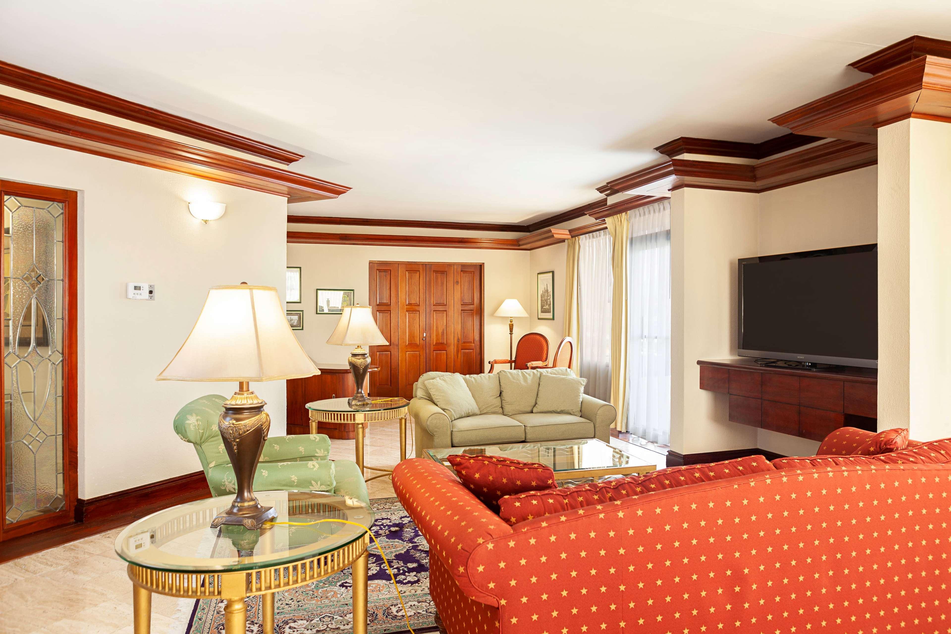 Wyndham San Jose Herradura Exterior photo Living room