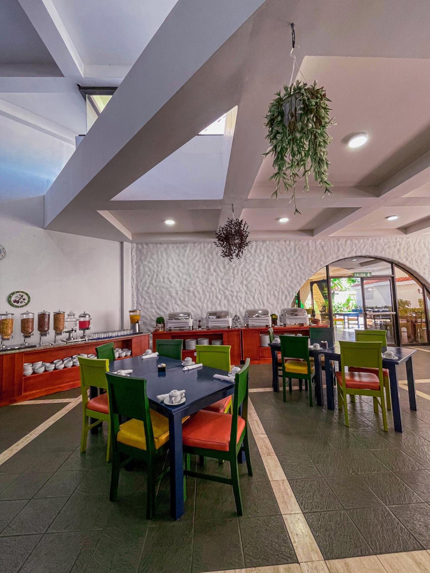 Wyndham San Jose Herradura Exterior photo The restaurant at the hotel