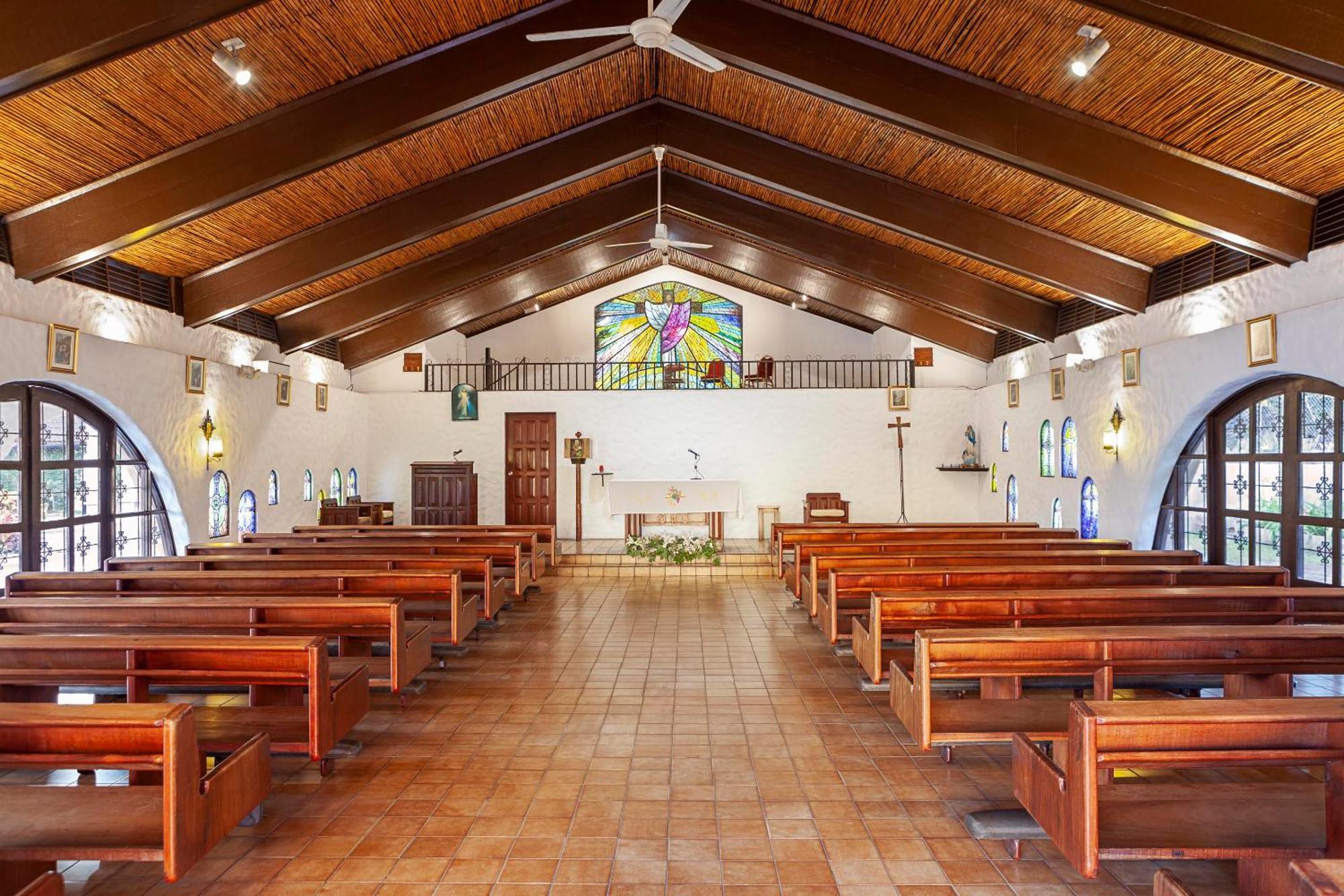 Wyndham San Jose Herradura Exterior photo Interior of the church