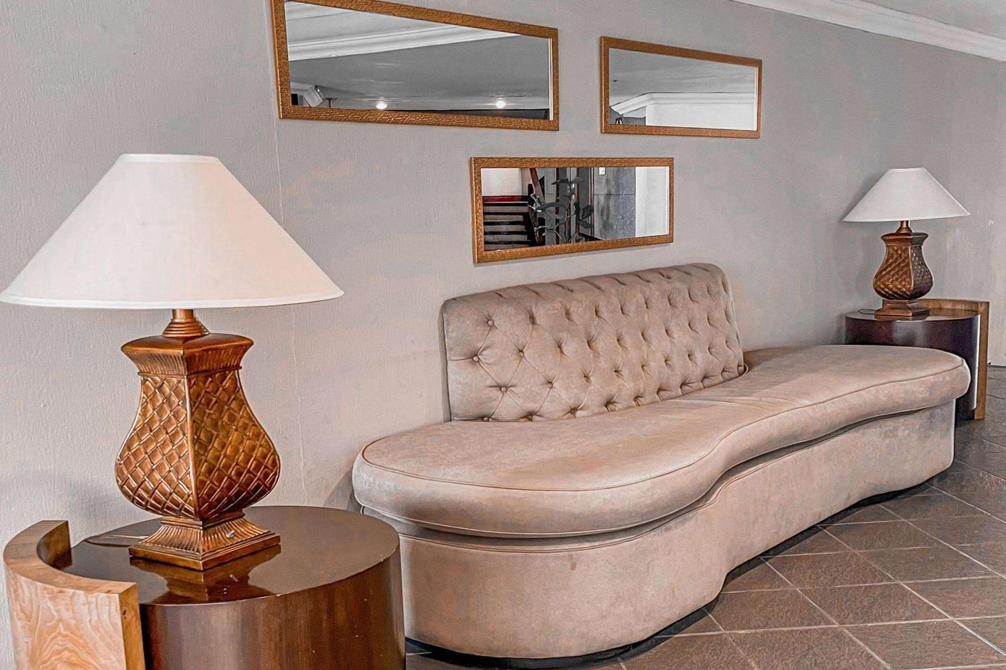 Wyndham San Jose Herradura Exterior photo A settee