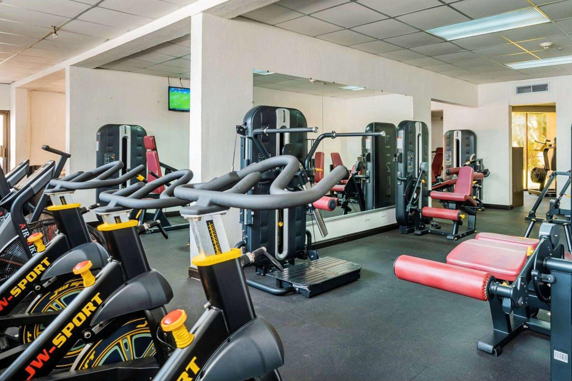 Wyndham San Jose Herradura Exterior photo The gym at the hotel