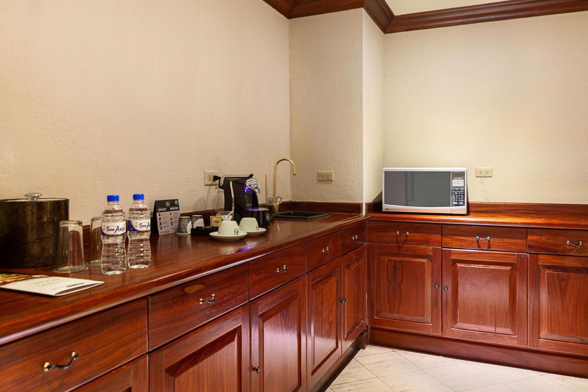Wyndham San Jose Herradura Exterior photo A wet bar in a hotel room
