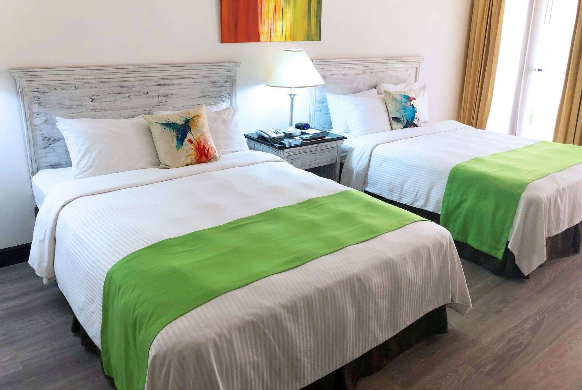 Wyndham San Jose Herradura Exterior photo A bed runner