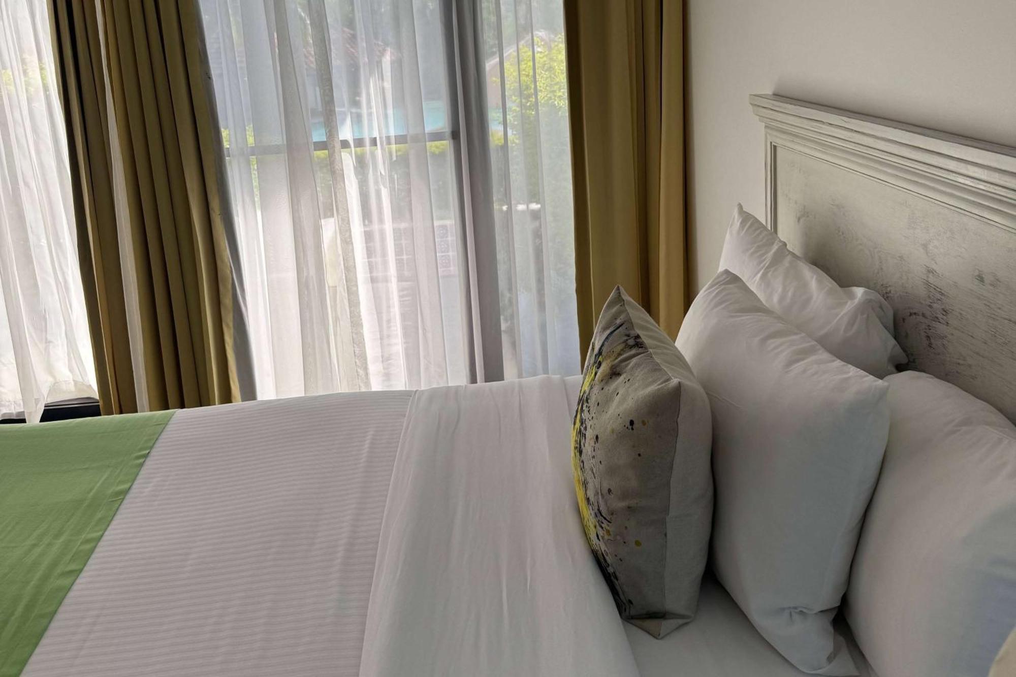 Wyndham San Jose Herradura Exterior photo A bed with pillows